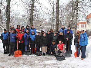 Владимир Васильев на акции по уборке снега