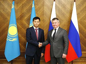 Руководитель Аппарата Мажилиса Парламента Республики Казахстан Ренат Айтаев и руководитель Аппарата Государственной Думы Игорь Дивейкин