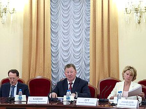 Заместитель Председателя Государственной Думы Алексей Гордеев, Председатель Комитета по аграрным вопросам Владимир Кашин и Министр сельского хозяйства РФ Оксана Лут
