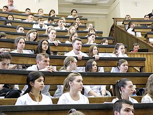 Встреча Председателя ГД Вячеслава Володина со студентами — выпускниками Саратовского государственного медицинского университета имени В.И. Разумовского