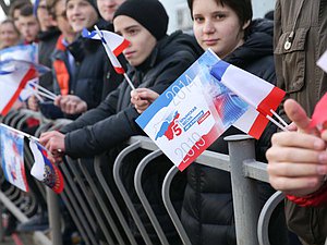 Делегация Государтвенной Думы приняла участие в церемонии возложения цветов к памятнику «Народное ополчение всех времен» и праздничном шествии в Симферополе