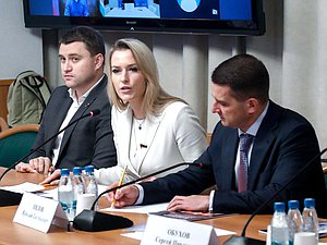 Председатель Комитета по развитию гражданского общества, вопросам общественных и религиозных объединений Яна Лантратова, Первый заместитель Председателя Комитета Артем Бичаев и Председатель Комитета по труду, социальной политике и делам ветеранов Ярослав Нилов