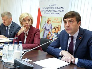 Председатель Комитета по просвещению Ольга Казакова и Министр просвещения РФ Сергей Кравцов