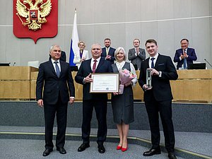 Председатель Государственной Думы Вячеслав Володин вручил почетную грамоту ГД Александру Юдаеву, сбившему из ружья БПЛА в небе над Московской областью