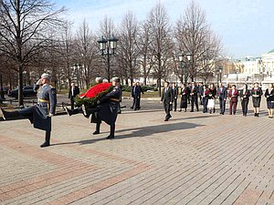 Председатель Жогорку Кенеша Киргизской Республики Марлен Маматалиев и члены делегации возложили цветы к Могиле Неизвестного солдата