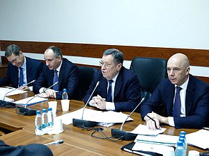 Первый заместитель Председателя Государственной Думы Александр Жуков, Председатель Счетной палаты РФ Борис Ковальчук, Председатель Комитета по бюджету и налогам Андрей Макаров и Министр финансов РФ Антон Силуанов