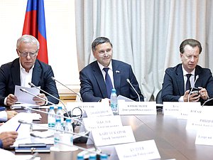 Председатель Комитета по экологии, природным ресурсам и охране окружающей среды Дмитрий Кобылкин и Первые заместители Председателя Комитета Вячеслав Фетисов и Владимир Бурматов
