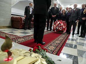 Возложение цветов ветеранами Минэкономразвития к памятной доске работников Госплана СССР