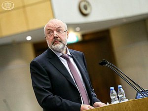 Председатель Комитета по государственному строительству и законодательству Павел Крашенинников во время заседания. Автор фото: Анна Исакова/Фотослужба Государственной Думы.
