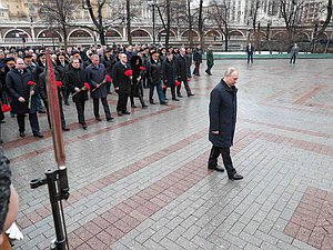 Возложение цветов к Могиле Неизвестного Солдата и к памятнику Г.К. Жукову в День защитника Отечества