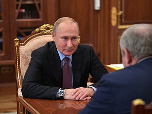 Президент РФ Владимир Путин и заместитель Председателя Государственной Думы, руководитель фракции «Единая Россия» Сергей Неверов. Фото: пресс-служба Президента РФ