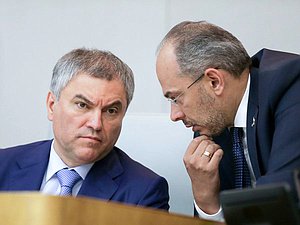 Председатель Государственной Думы Вячеслав Володин и Председатель Комитета по природным ресурсам, собственности и земельным отношениям Николай Николаев