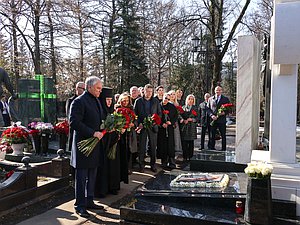 Вячеслав Володин и депутаты отдали дань уважения памяти Станислава Говорухина