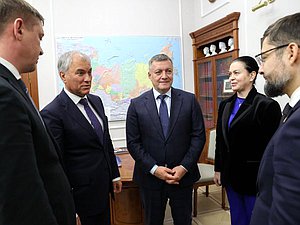 Председатель Государственной Думы Вячеслав Володин, губернатор Иркутской области Игорь Кобзев и член Комитета по промышленности и торговле Мария Василькова