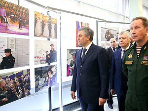 Председатель Государственной Думы Вячеслав Володин и директор Федеральной службы войск национальной гвардии РФ — главнокомандующий войсками национальной гвардии РФ Виктор Золотов