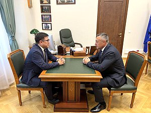 Депутат Государственной Думы, генеральный секретарь Всеобщей конфедерации профсоюзов Виктор Пинский и председатель Федерации профессиональных союзов Кыргызстана Мурадил Джумадилде уулу