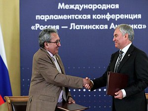 Jefe de la Duma Estatal, Vyacheslav Volodin y el Presidente del Parlamento Centroamericano (PARLACEN), Amado Cerrud Acevedo