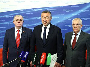 Николай Коломейцев (КПРФ), руководитель временной депутатской рабочей группы по подготовке первого заседания Государственной Думы IX созыва Виктор Пинский и заместитель руководителя рабочей группы Олег Морозов