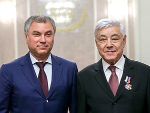 Председатель Государственной Думы Вячеслав Володин и Председатель Государственного Совета Республики Татарстан Фарид Мухаметшин во время награждения