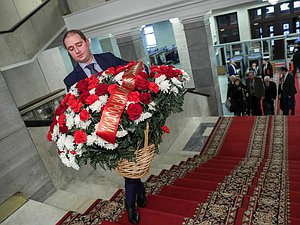 Возложение цветов ветеранами Минэкономразвития к памятной доске работников Госплана СССР