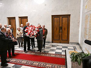 Возложение цветов ветеранами Минэкономразвития к памятной доске работников Госплана СССР