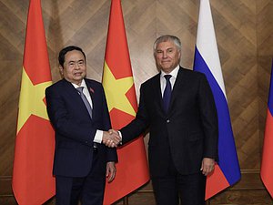 Presidente de la Asamblea Nacional de la República Socialista de Vietnam, Tran Thanh Man y Jefe de la Duma Estatal, Vyacheslav Volodin