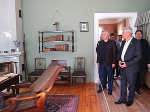 Председатель Государственной Думы Вячеслав Володин и Председатель Палаты представителей Национального собрания Республики Беларусь Владимир Андрейченко. Музей-усадьба «Михайловское»