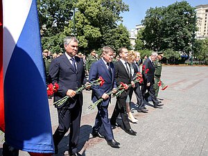 Церемония возложения венков к Могиле Неизвестного Солдата и к памятнику маршалу Советского Союза Георгию Жукову