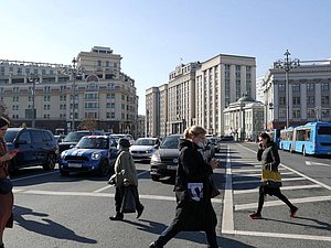 Москва Дума здание переход авто люди