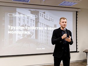 Председатель Комитета по молодежной политике Артем Метелев