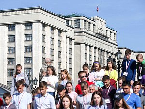 Здание Государственной Думы школьники