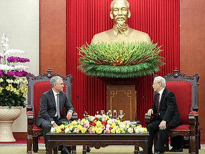 Jefe de la Duma Estatal Vyacheslav Volodin y Secretario General del Partido Comunista de la República Nguyen Phu Trong