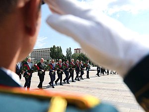 Председатель Государственной Думы Вячеслав Володин и главы делегаций стран-членов ОДКБ возложили цветы к Вечному огню на площади Победы в Бишкеке