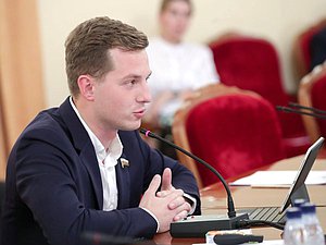 Председатель Комитета по молодежной политике Артем Метелев