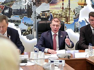 Председатель Комитета по экономической политике Максим Топилин и Первые заместители Председателя Комитета по экономической политике Николай Арефьев и Денис Кравченко