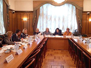 Комитет по вопросам семьи, женщин и детей рассмотрел проект федерального бюджета на 2018 год, а также на плановый период 2019-2020 гг.