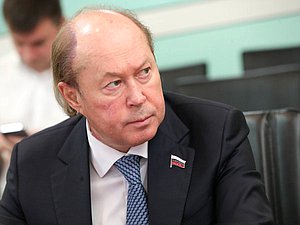 Член Комитета по науке и высшему образованию Владимир Кононов