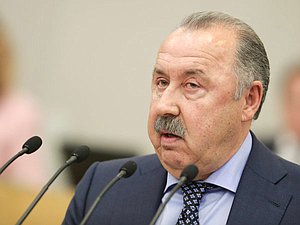 Председатель Комитета по делам национальностей Валерий Газзаев