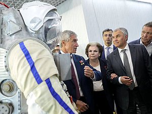 Председатель Государственной Думы Вячеслав Володин и член Комитета по международным делам Валентина Терешкова. ФГБУ «Научно-исследовательский испытательный центр подготовки космонавтов им. Ю.А. Гагарина»