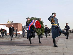 Возложение венка к Вечному огню в парке Победы на Поклонной горе в День защитника Отечества