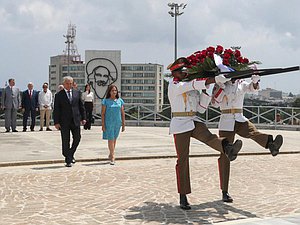 El Jefe de la Duma Estatal, Vyacheslav Volodin, y la Jefa Adjunto de la Asamblea Nacional del Poder Popular de la República de Cuba, Ana María Mari Machado, depositaron una ofrenda floral en el Monumento a José Martí