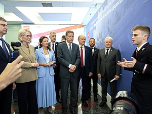 Генеральный директор — председатель правления ОАО «Российские железные дороги» Олег Белозеров, заместители Председателя Государственной Думы Виктория Абрамченко и Анна Кузнецова, Первый заместитель Председателя Государственной Думы Александр Жуков, руководитель фракции КПРФ Геннадий Зюганов и Председатель Комитета по транспорту и развитию транспортной инфраструктуры Евгений Москвичев