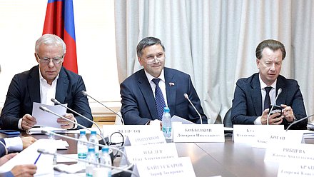 Председатель Комитета по экологии, природным ресурсам и охране окружающей среды Дмитрий Кобылкин и Первые заместители Председателя Комитета Вячеслав Фетисов и Владимир Бурматов
