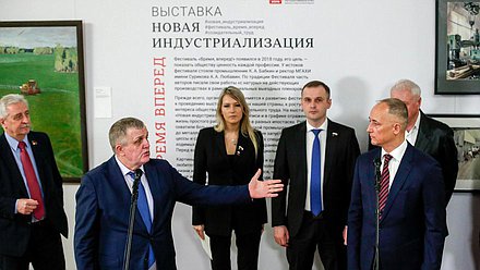 Первый заместитель Председателя Комитета по труду, социальной политике и делам ветеранов Николай Коломейцев (слева)