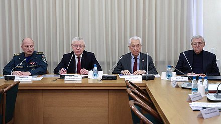 Министр РФ по делам гражданской обороны, чрезвычайным ситуациям и ликвидации последствий стихийных бедствий Александр Куренков, Председатель Комитета по безопасности и противодействию коррупции Василий Пискарев, руководитель фракции "Единая Россия" Владимир Васильев и заместитель Председателя Комитета по безопасности и противодействию коррупции Эрнест Валеев