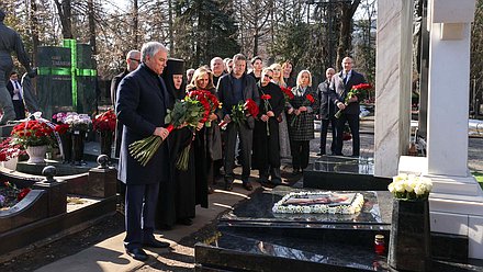 Вячеслав Володин и депутаты отдали дань уважения памяти Станислава Говорухина