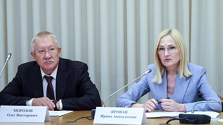 Председатель Комитета по контролю Олег Морозов и заместитель Председателя Государственной Думы Ирина Яровая