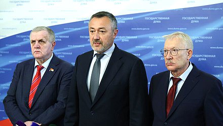 Николай Коломейцев (КПРФ), руководитель временной депутатской рабочей группы по подготовке первого заседания Государственной Думы IX созыва Виктор Пинский и заместитель руководителя рабочей группы Олег Морозов