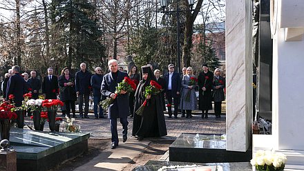 Председатель Государственной Думы Вячеслав Володин и депутаты возложили цветы к могиле Станислава Говорухина в день его 90-летия