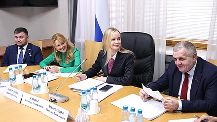 Председатель Комитета по труду, социальной политике и делам ветеранов Элеонора Кавшар и Первые заместители Председателя Комитета Владимир Сайбель, Дарья Лантратова и Николай Коломейцев